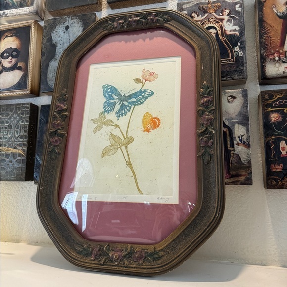 Antique Wood Frame Bubble Glass Frame‎ with Butterflies - Picture 1 of 10